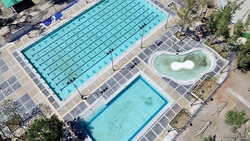 Toma aérea de las albercas Olímpicas en Deportiva del Estado